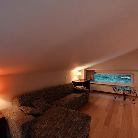 Archibald De Hotel *